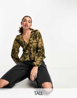 Only Tall - Bluse med bindebånd foran og abstrakt dyreprint i khaki 
