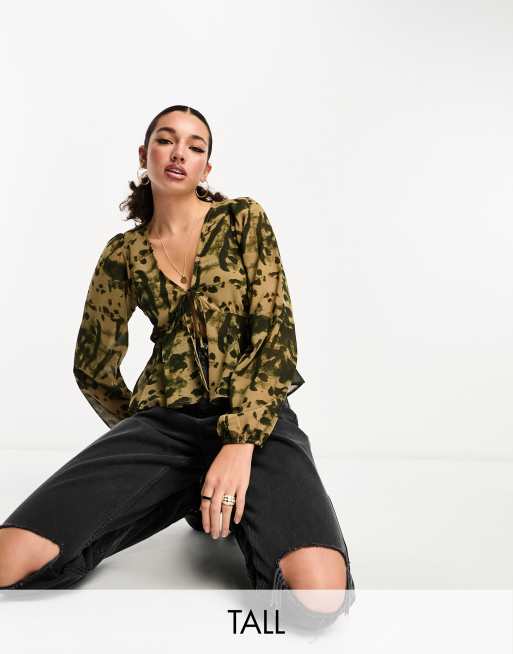 Only Tall – Bluzka z wiązaniem z przodu z abstrakcyjnym wzorem zwierzęcym w kolorze khaki 