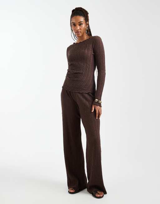 ONLY Tall - Coordinato color cioccolato con top a maniche lunghe testurizzato e pantaloni a fondo ampio