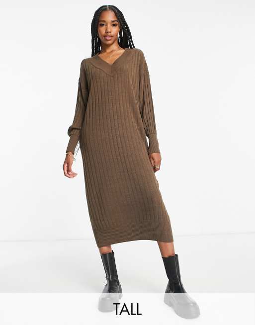 Only Tall - Gebreide lange jurk met V-hals in chocoladebruin | ASOS