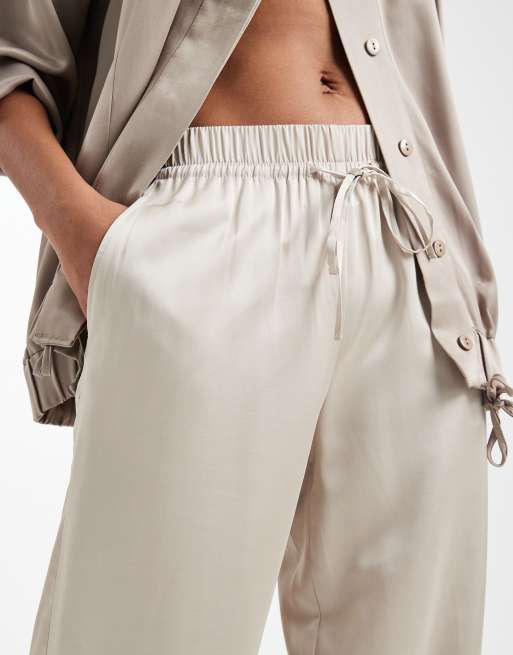 ONLY Tall – Hose in Champagner mit weitem Bein und Satin-Haptik, 3 von 5