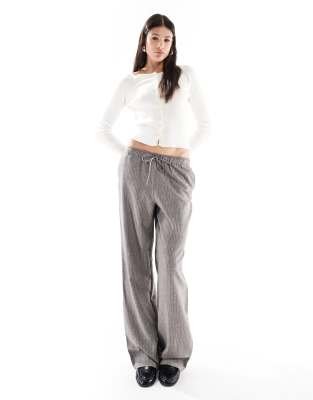 ONLY Tall - Hose in Grau mit Nadelstreifen und weitem Bein
