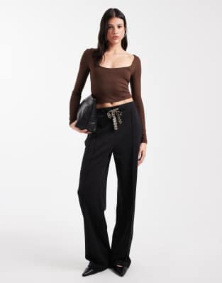 ONLY Tall - Hose in Schwarz mit Schleifendetail im Leopardenmuster