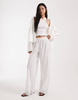 ONLY Tall - Hose in Weiß mit besticktem Saum