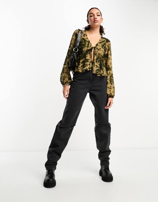 Only Tall – Khakifärgad blus med knytning framtill och abstrakt djurmönster , 4 av 4