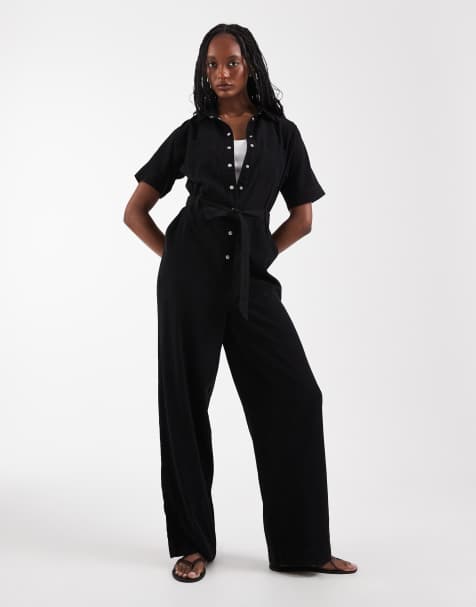 ONLY Tall – Kurzärmliger Jumpsuit in Schwarz mit Bindegürtel - view 1