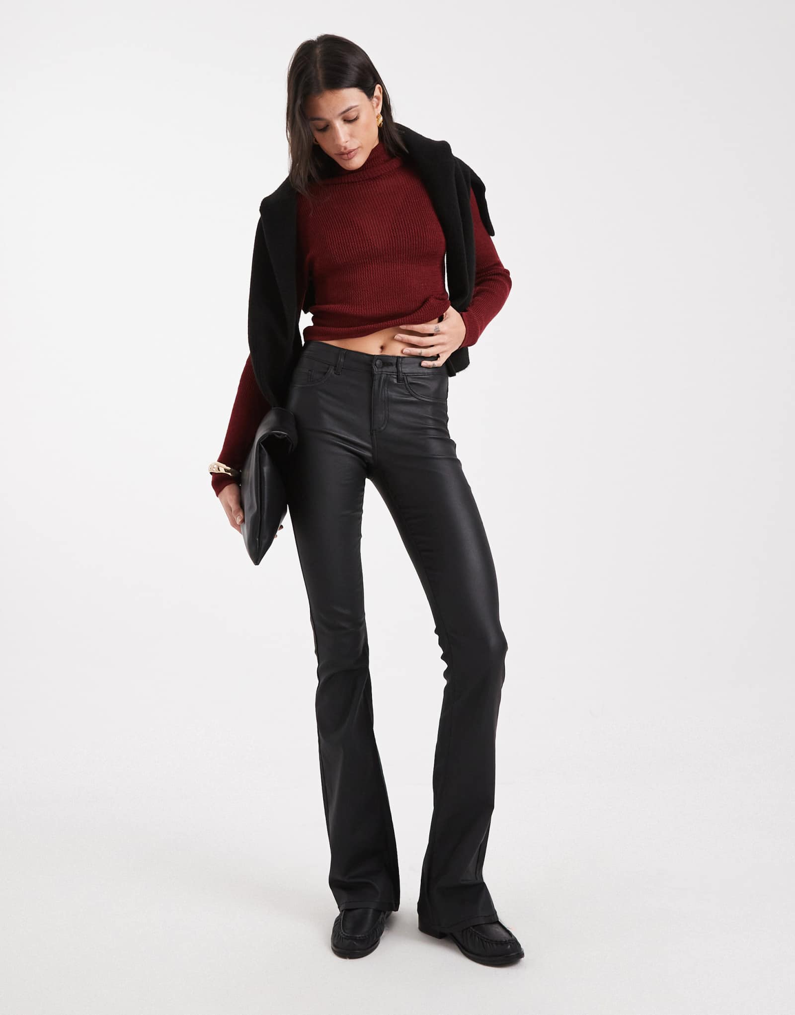 ТОЛЬКО высокие расклешенные брюки со средней талией черного цвета