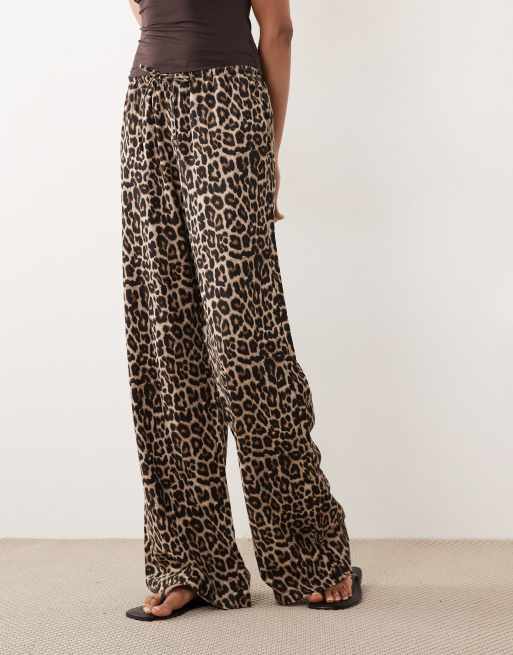 ONLY Tall - Pantalones sin cierres con estampado animal y detalle de lazada, 4 de 5