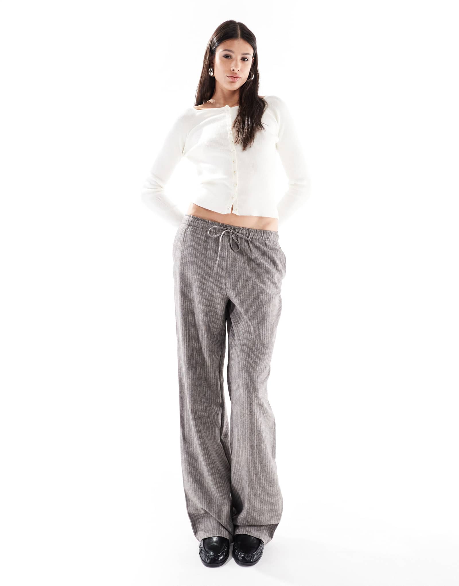 ТОЛЬКО высокие широкие брюки в тонкую полоску серого цвета
