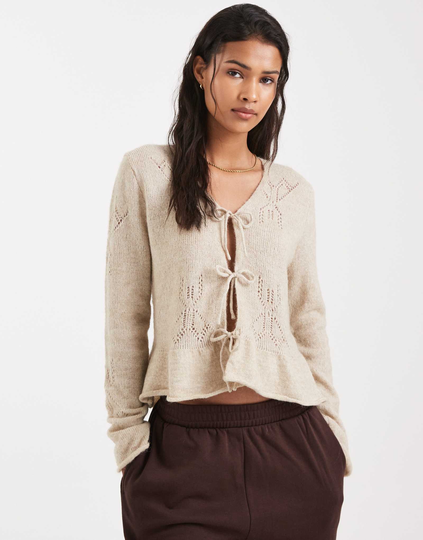 Кардиган вяжите только спереди из шерсти кремового цвета