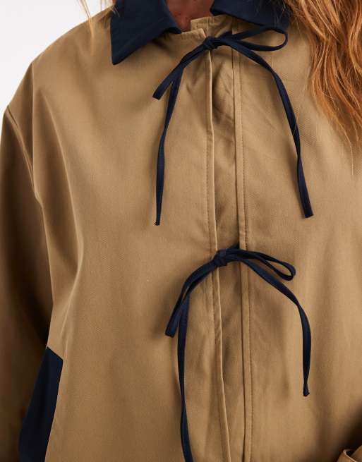ONLY tie front cropped trench coat in beige, 3 of 4