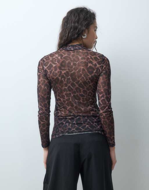 ONLY top en tulle à col montant et manches longues, manches transparentes, imprimé léopard, 4 de 4