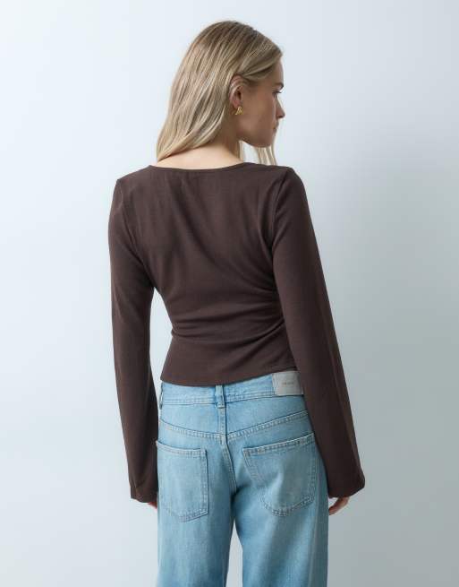 ONLY top met overslag en details opzij in bruin, 2 van 4