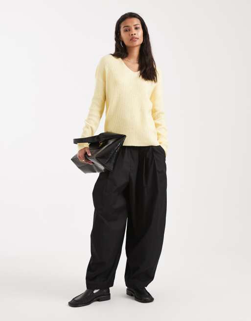 ONLY v neck slouchy jumper in light yellow, 2 of 4