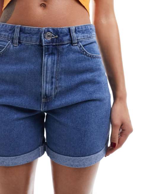Only – Vega – Mellanblå jeansshorts i mom-modell med låg midja och uppvikt kant , 3 av 5