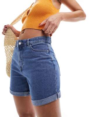 Only - Vega - Mom-Jeansshorts in Mittelblau mit niedrigem Bund und umgeschlagenem Saum