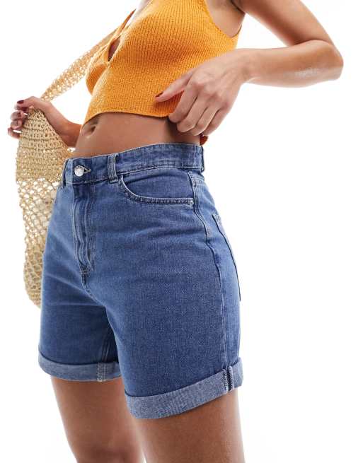 Only – Vega – Mom-Jeansshorts in Mittelblau mit niedrigem Bund und umgeschlagenem Saum