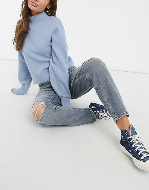 Only – Veneda – Ljusgrå mom jeans med slitna knän