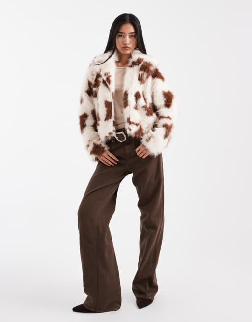ONLY - Veste courte en fausse fourrure à imprimé vache - Marron, 4 de 4