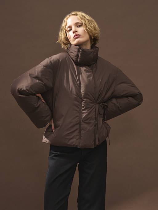 ONLY veste matelassée à col cheminée avec détail à nouer marron, 2 de 3
