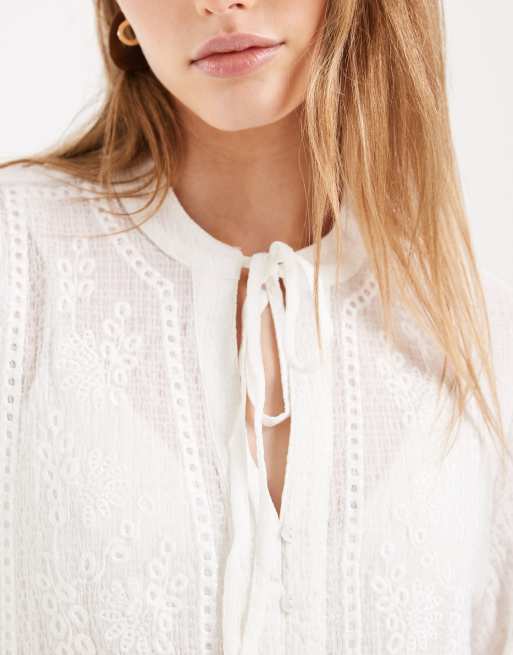 ONLY – Vit blus med blombroderi, 3 av 4