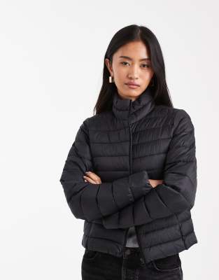 ONLY - Wattierte Jacke in Schwarz mit Stehkragen