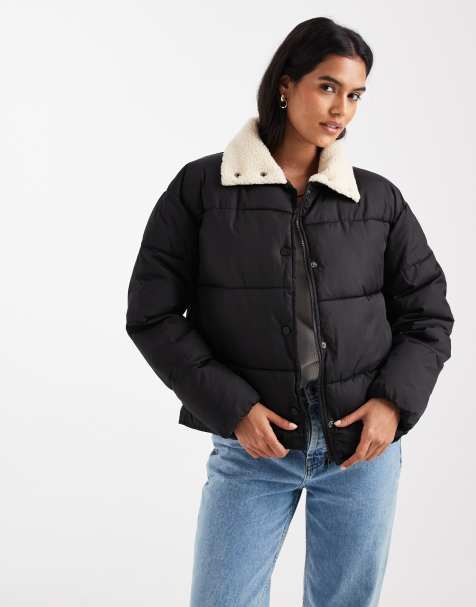 ONLY – Wattierte Jacke in Schwarz mit Teddyfell-Kragen - view 1