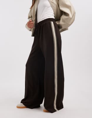 ONLY - Weit geschnittene Hose in Schokobraun mit farblich abgesetzter Bahn-Brown