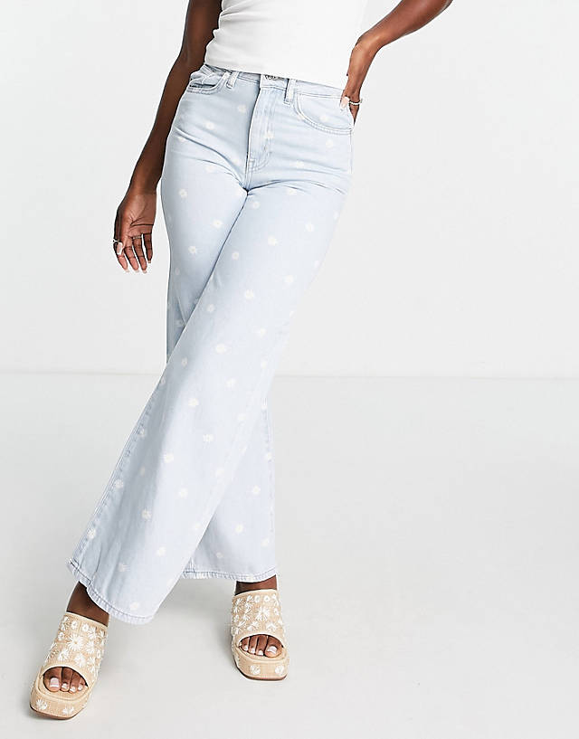 ONLY - wide leg jeans in light wash with daisy print