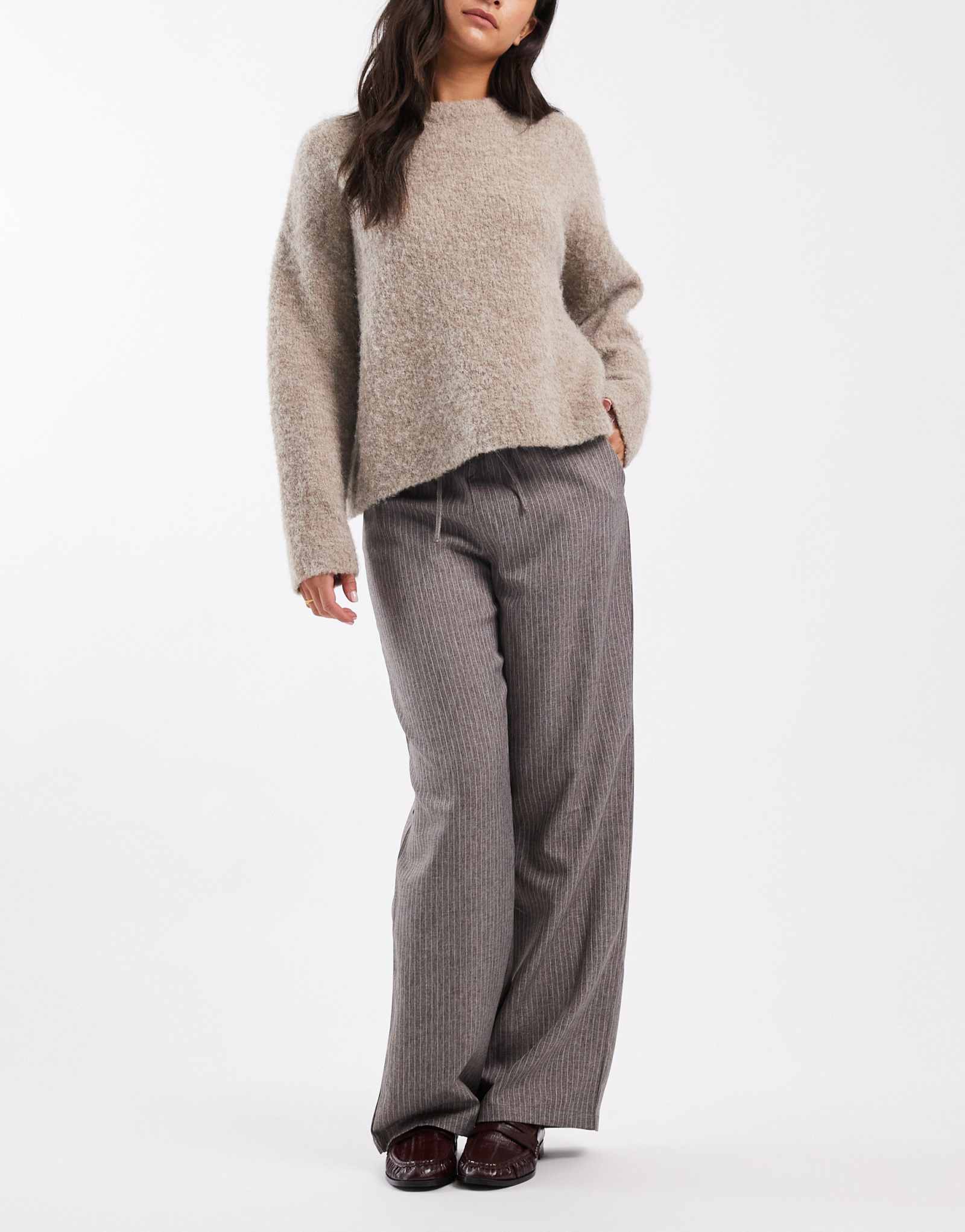 ТОЛЬКО широкие брюки в тонкую полоску серого цвета