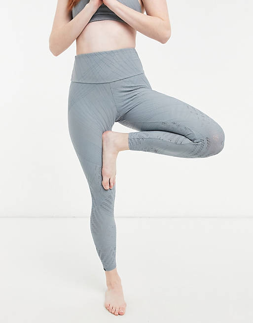 Onzie high waisted yoga 7/8 leggings in soft blue linear