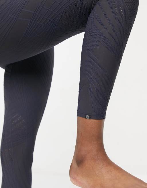 Onzie – Yoga-7/8-Leggings mit hohem Bund und linearem Muster in Anthrazit, 3 von 4