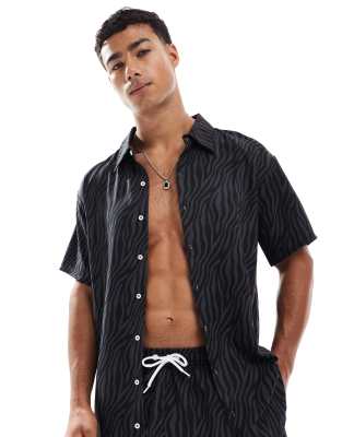 Oosc Black Tiger Men's Short Sleeve Shirt