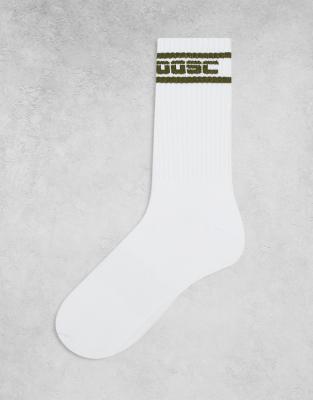 OOSC - Crew-Socken in Khaki mit „OOSC"-Print-Grün