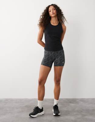 OOSC - Infinite - Shorts in Schwarz mit hohem Bund und Tigermuster