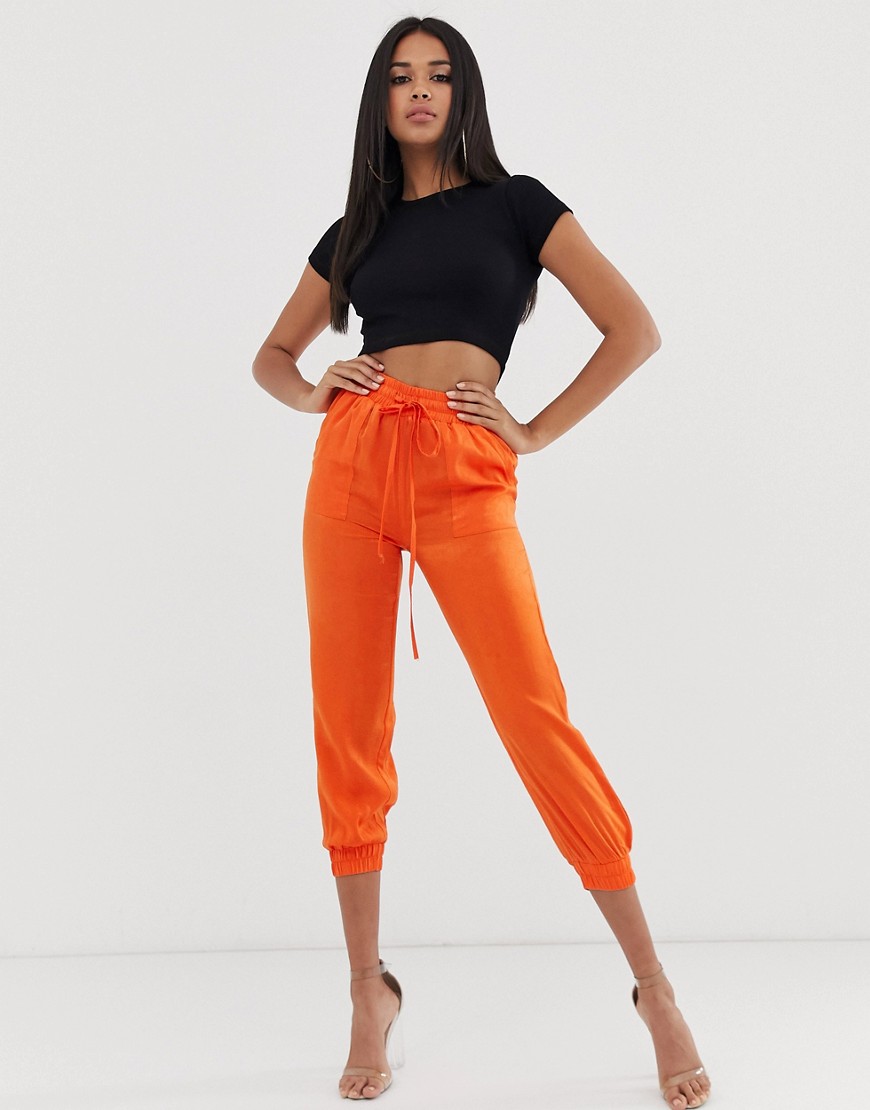 Orange bukser i satin med manchetter i benene og snøre i taljen fra Koco & K