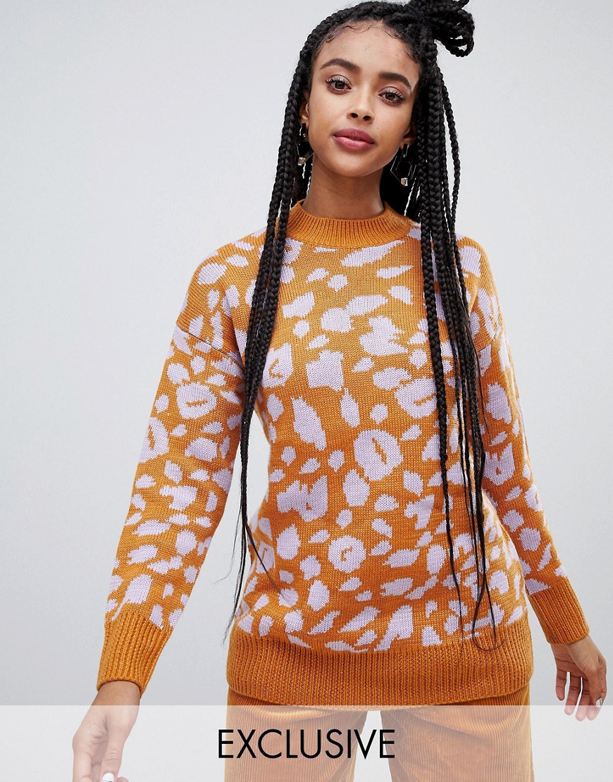 Orange og lilla oversized trøje med leopardprint og rund hals fra Monki