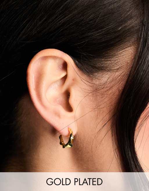 Orelia – 18k guldpläterade små creoler med vinklad, smält design