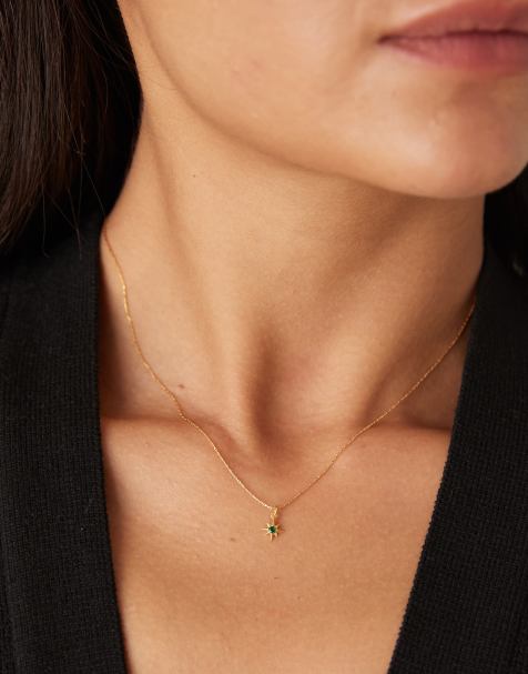 Orelia - Collier chaîne fin en plaqué or à mini-pendentif étoile filante émeraude - view 1