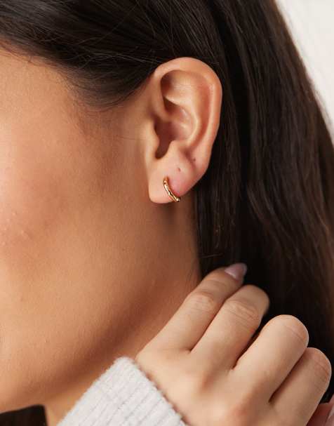 Orelia – Guldfärgade, små, polerade creoler i sterlingsilver - view 1