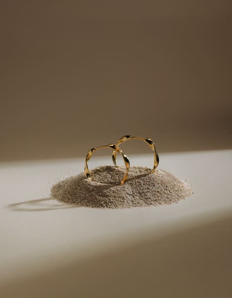 Orelia - Mellemstore hoop-øreringe med bånddesign og 18 karat guldbelægning - view 1