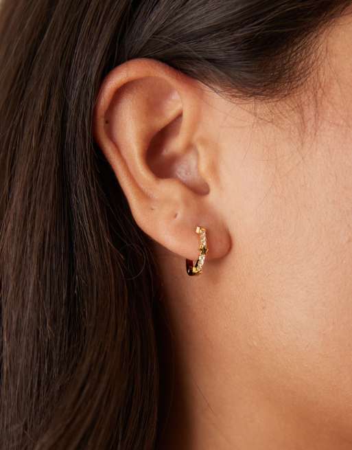 Orelia – Pozłacane kolczyki-koła z grawerem i kryształkami