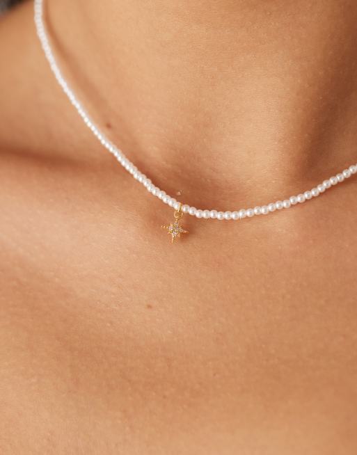 Orelia – Pozłacany naszyjnik z malutkimi perełkami i zawieszką z wysadzaną gwiazdką