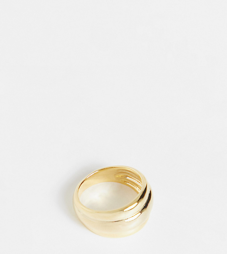 Orelia - Ring med rillet kuppel og guldbelægning