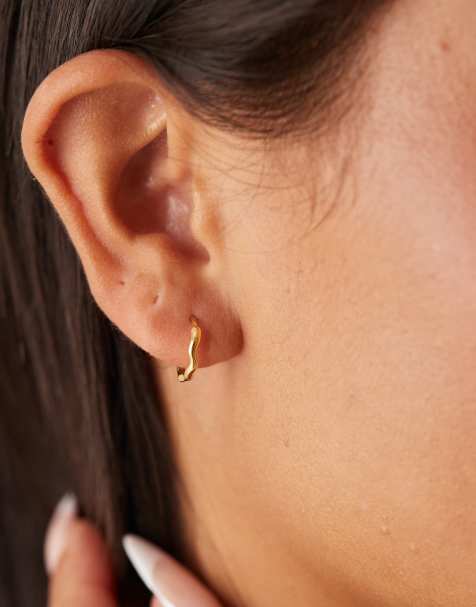 Orelia - Runde og tætsiddende hoop-øreringe i 18k guldbelægning med bølgedesign - view 1