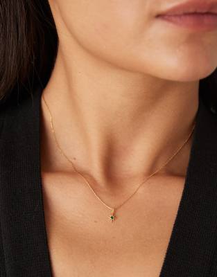 Orelia - Schmale, vergoldete Halskette mit Micro-Strahlenkranzanhänger mit Smaragd-Goldfarben