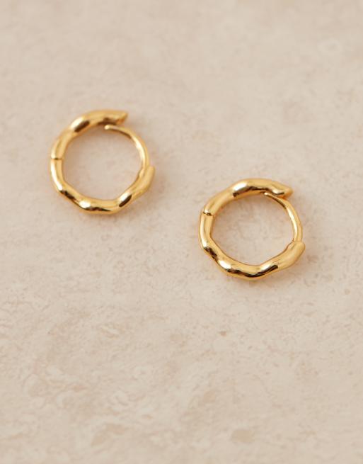 Orelia – Små, runda creoler med 18k guldplätering och vågig design, 2 av 3