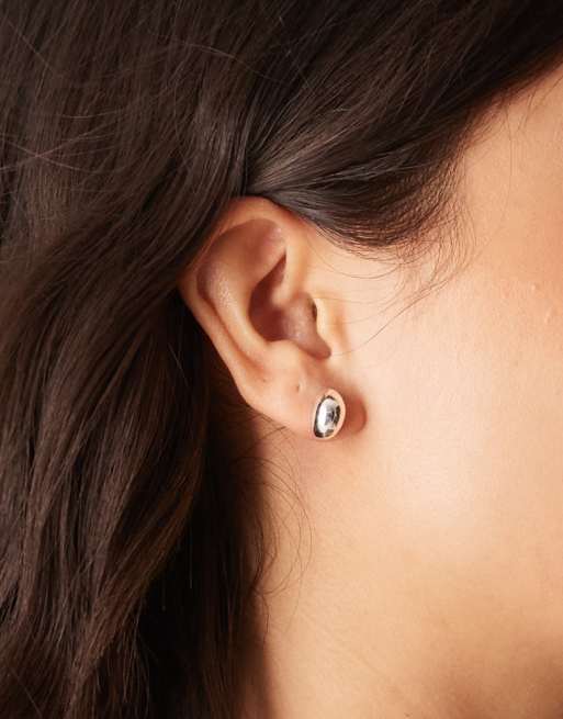 Orelia – Små stiftörhängen pläterade i sterlingsilver med polerad kupolform