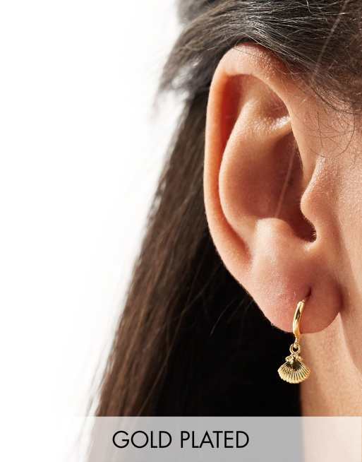 Orelia – Vergoldete, kleine Creolen mit Muschelanhänger in gewölbter Blassgold-Optik