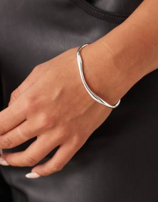 Orelia - Zarter, welliger Armreif mit Sterlingsilber-Beschichtung